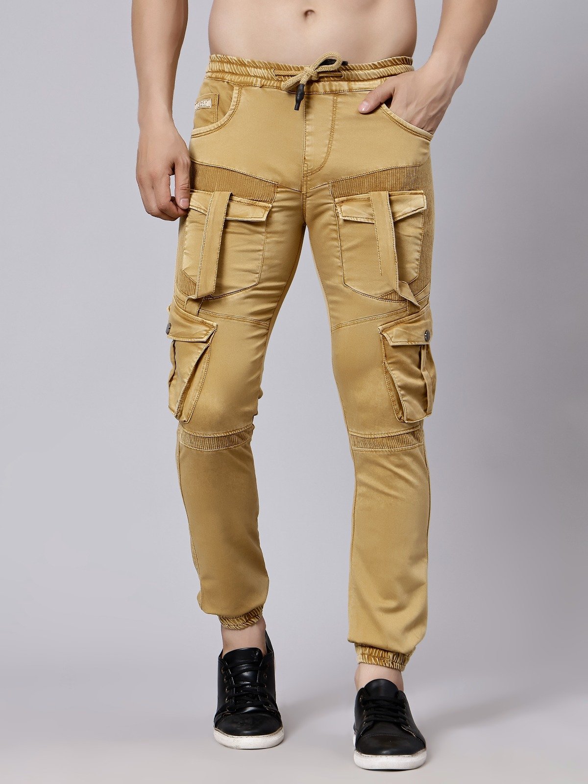 Un edificio con una puerta roja y un árbol frente a él